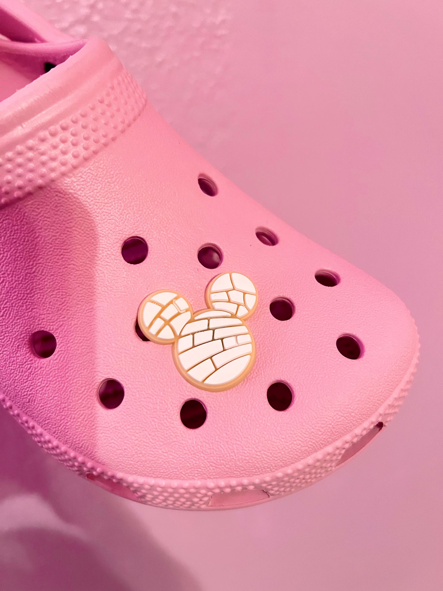 White Minnie Mouse Concha