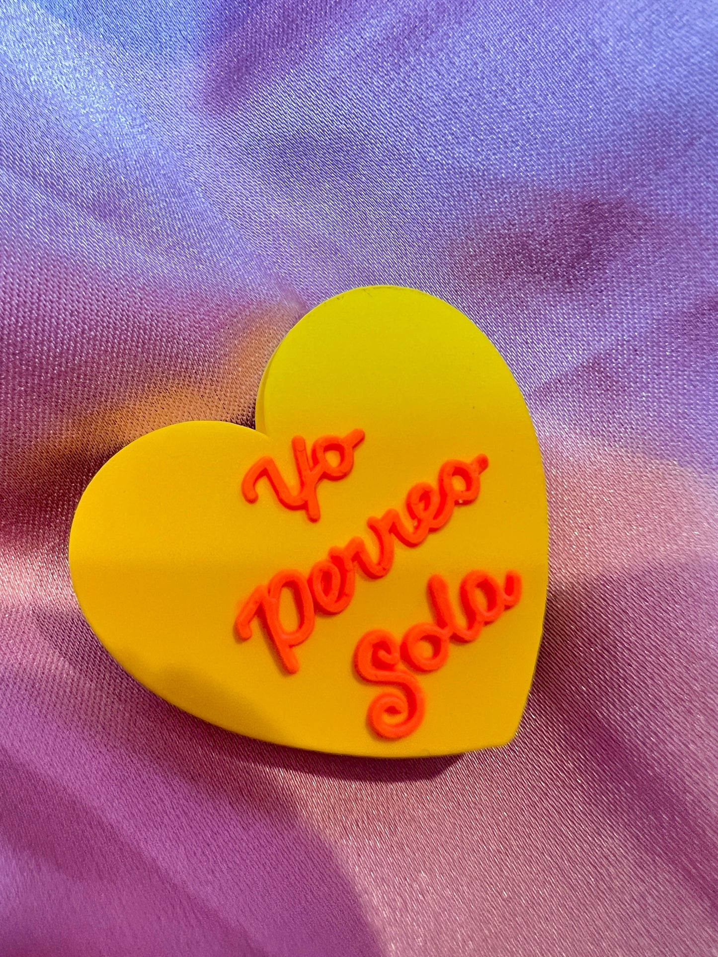 Yo perreo sola yellow heart