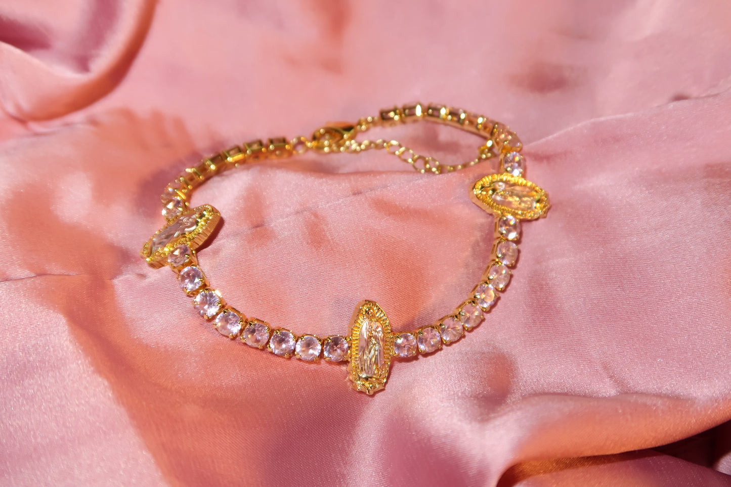 Rose Gold Virgencita, Pink bracelet