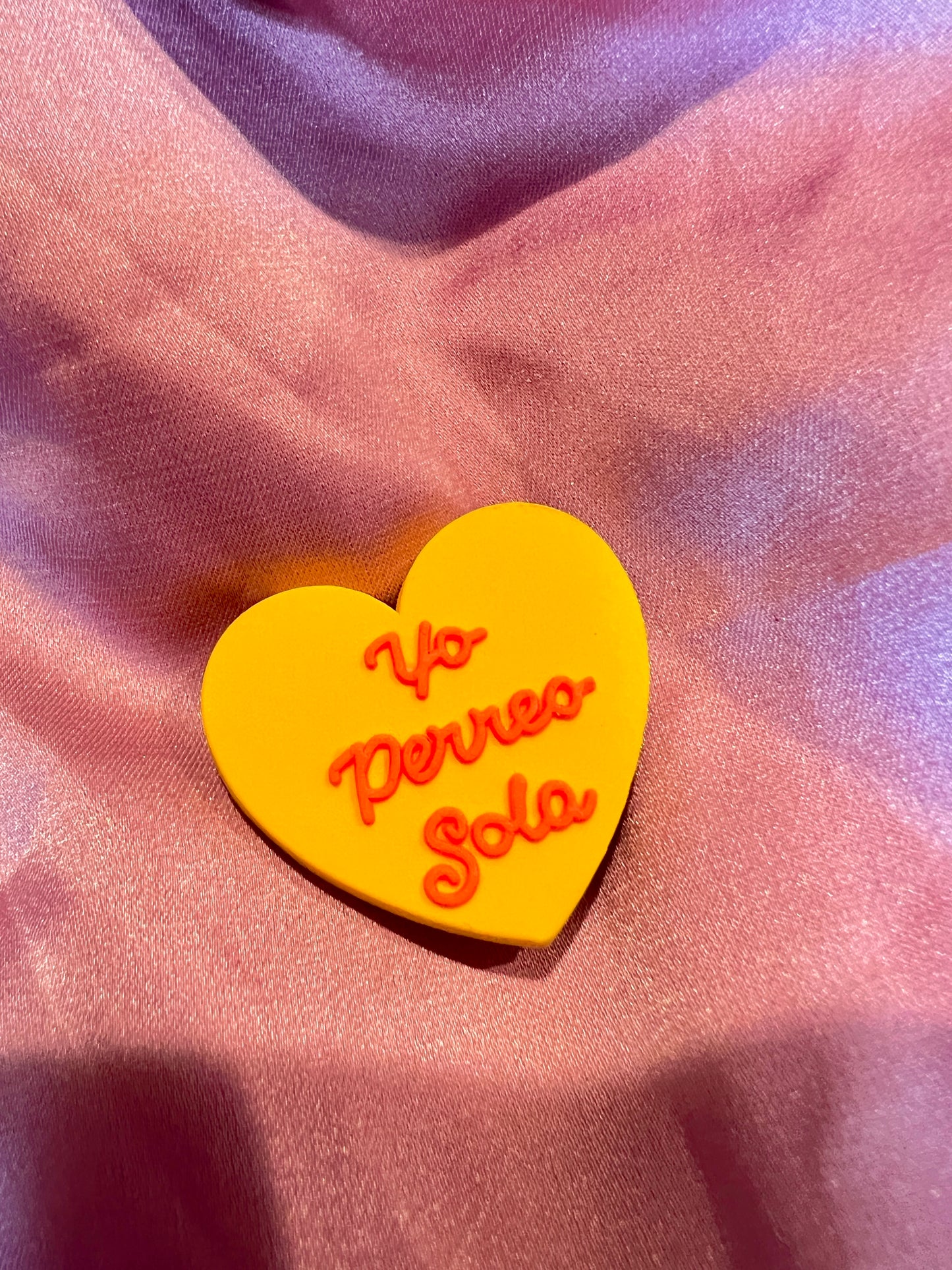 Yo perreo sola yellow heart